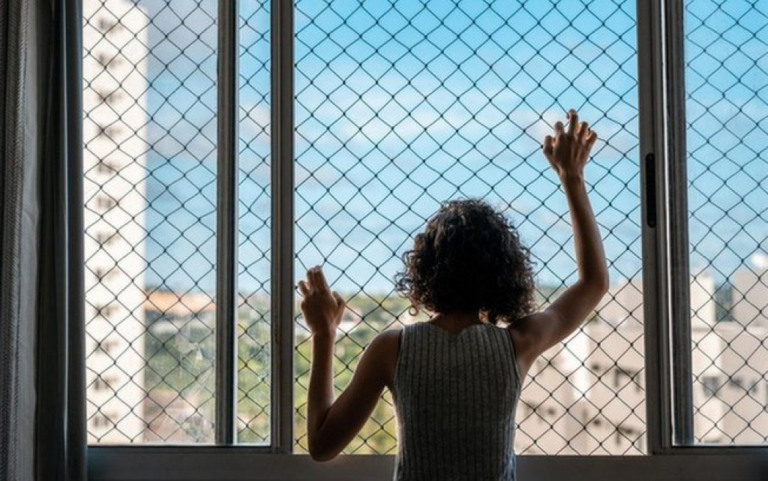 'Saudade de sentir o sol': a vida das pessoas que seguem em lockdown