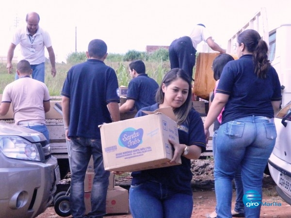 Estudantes descarregam caminhão com donativos para entidade