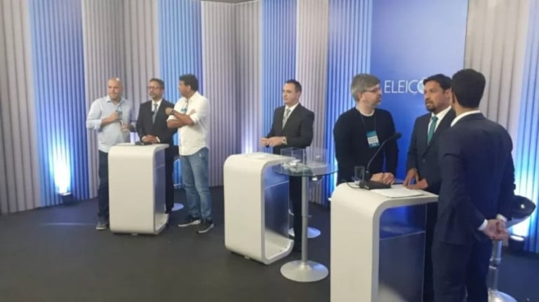 Debate em Alagoas tem falha e sai do ar e internautas repercutem