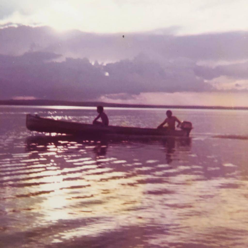 Carlos Nascimento e seu motor, um Mercury 6 HP, com seu amigo Mandinho, no Rio Tietê, em 1973. Foto: Arquivo pessoal/Foto de Fábio Schelini