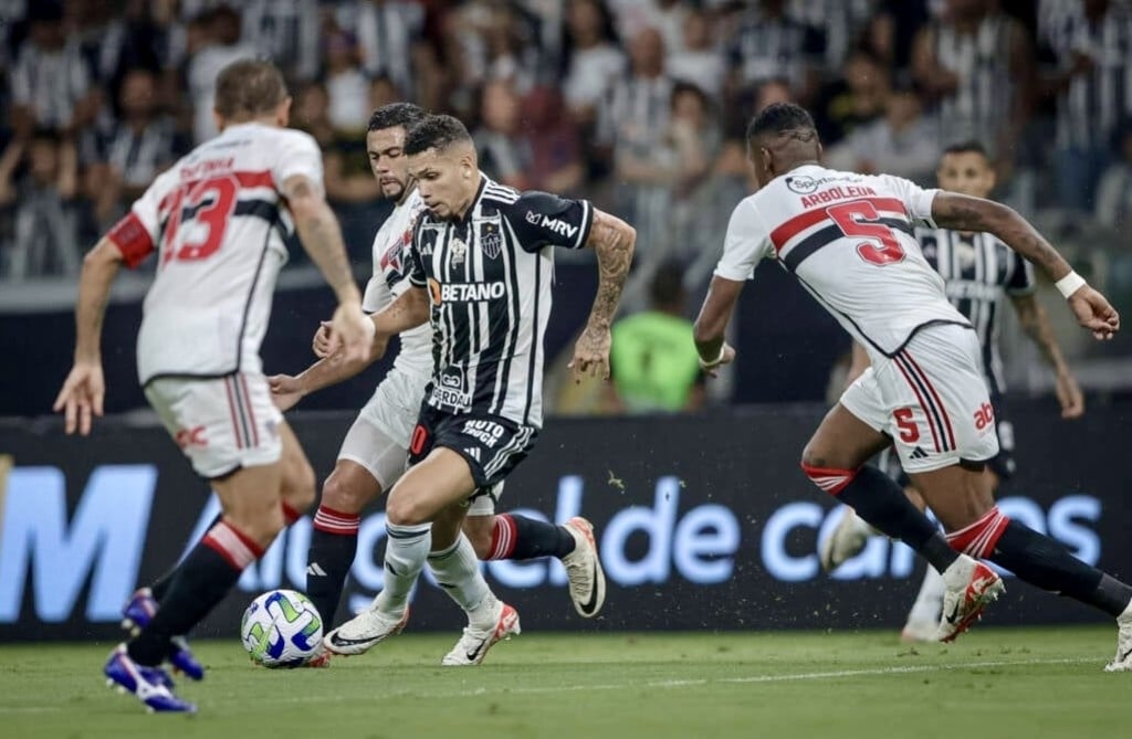 Atlético-MG vence o São Paulo e título do brasileirão será definido na última rodada