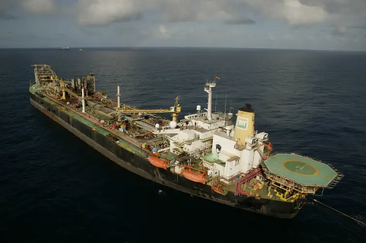A Petrobras concluiu nesta sexta-feira (07) o leilão que vai permitir a empresa romper mais uma fronteira na indústria de exploração de petróleo.   A Gerdau S.A. –que atua em áreas como mineração, produção de aço e reciclagem de metal – em parceria com o estaleiro Ecovix, arrematou a plataforma de exploração P-32, para que seja submetida ao processo de descomissionamento – uma forma de reciclagem da estrutura, mitigando impactos ambientais. Foto: Petrobras/Divulgação