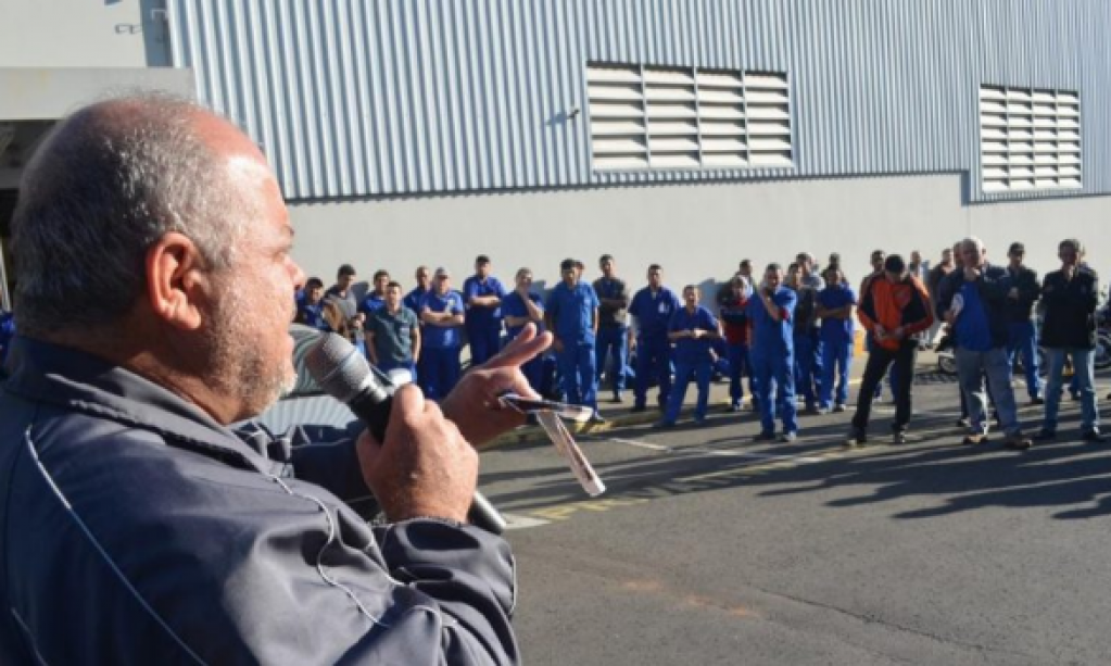 Assembleia de metalurgicos em Marília: setor influencia queda