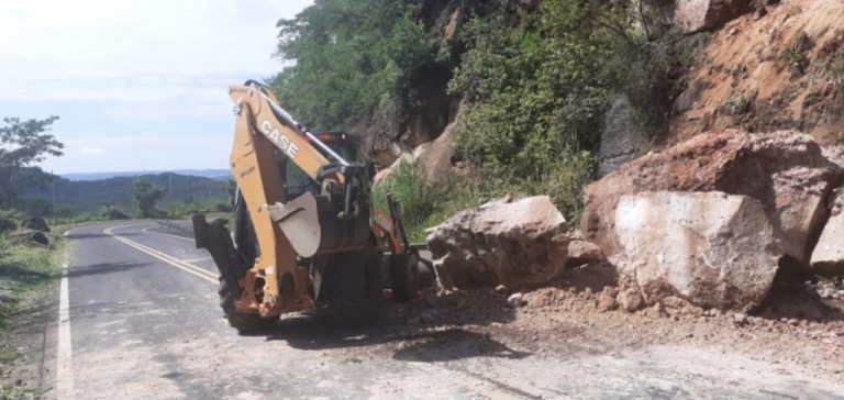Vicinal de Avencas tem novos deslizamentos; prefeitura limpa e projeta alternativas
