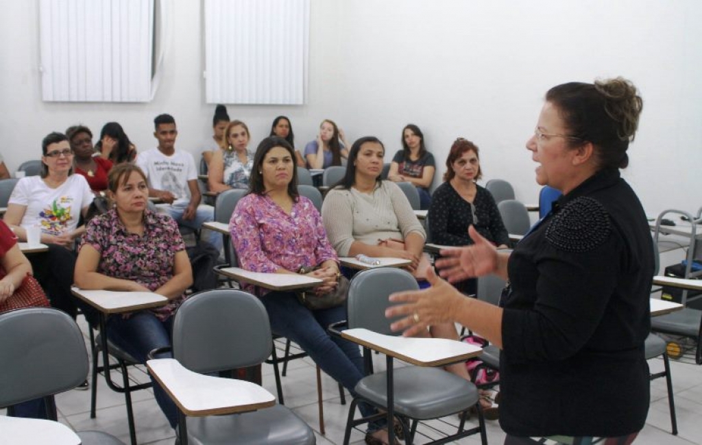 Servidores da Educação recebem formação em Libras