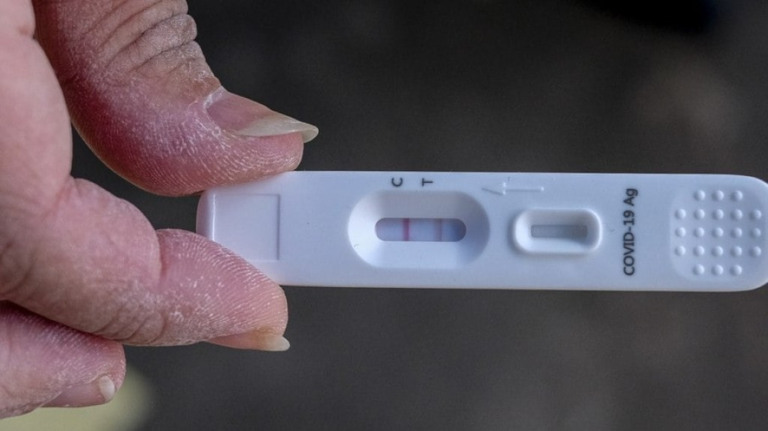 Covid: testes positivos em farmácias tiveram alta de 1001% em novembro