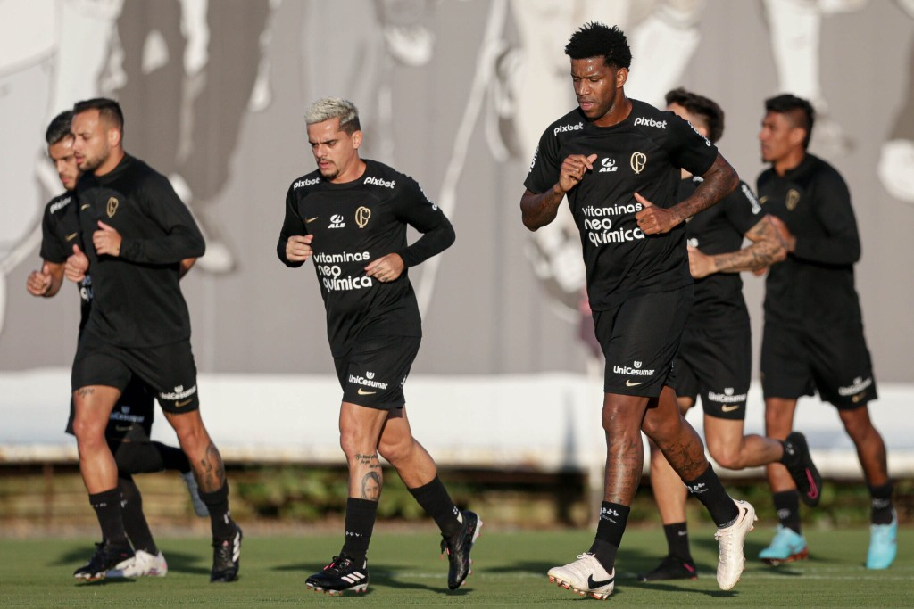 Corinthians faz treino em campo reduzido de olho no Flamengo