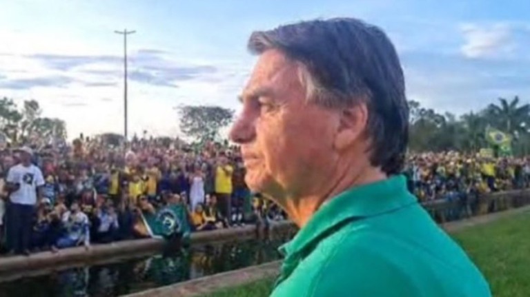 Após despedida em 'live' melancólica, Bolsonaro embarca para Miami