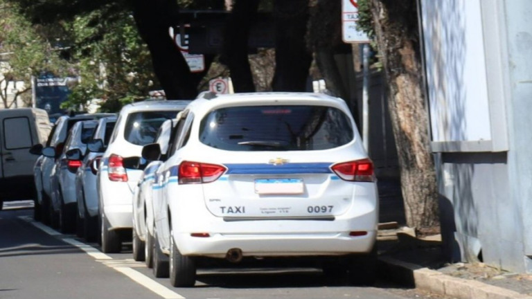Governo começa cadastro de taxistas para pagar auxílio em 16 de agosto