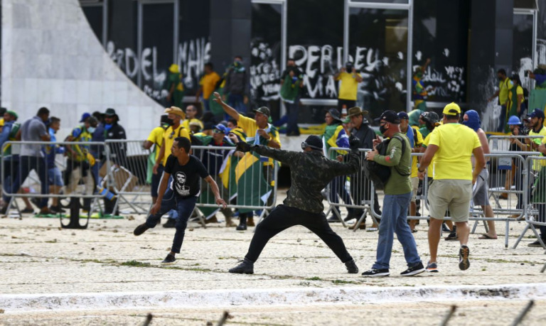 Lula decreta intervenção na segurança do DF após invasões