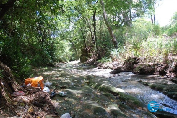 Córrego poluído em Marília: tratamento esbarra em rombo no orçamento da obra