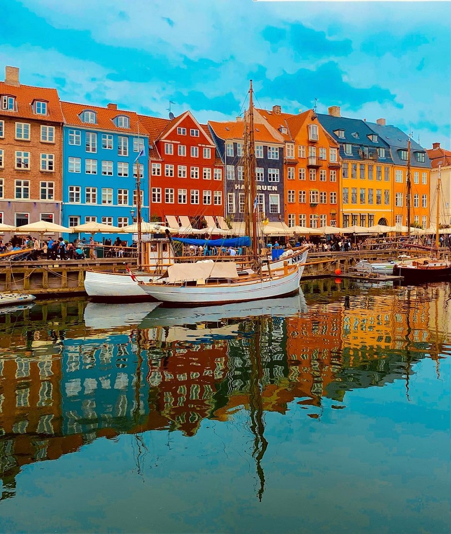 As casas coloridas e o rio que margeia a rua Nyhavn, em Copenhagen, na Dinamarca. Foto: Reprodução/Instagram 04.04.2023