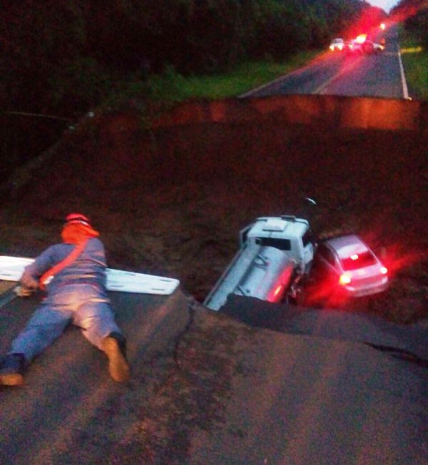 Carros caem em cratera em rodovia; chuva interdita pistas na região