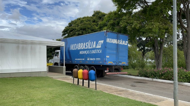 Caminhão de mudança é visto entrando no Palácio da Alvorada