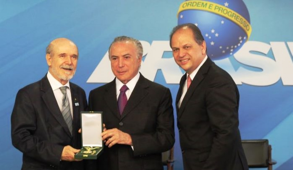 ênio Duarte recebe homenagem do presidente Michel Temer e do ministro da Saúde, Ricardo Barros – Reprodução