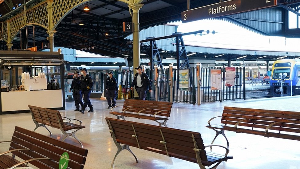 Estação Central de Sydney deserta após lockdown