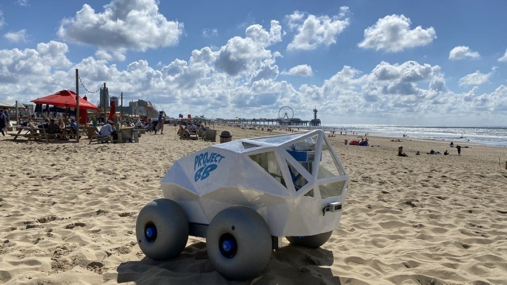 Sócios criam robô de quatro rodas que retira bitucas de cigarro na praia