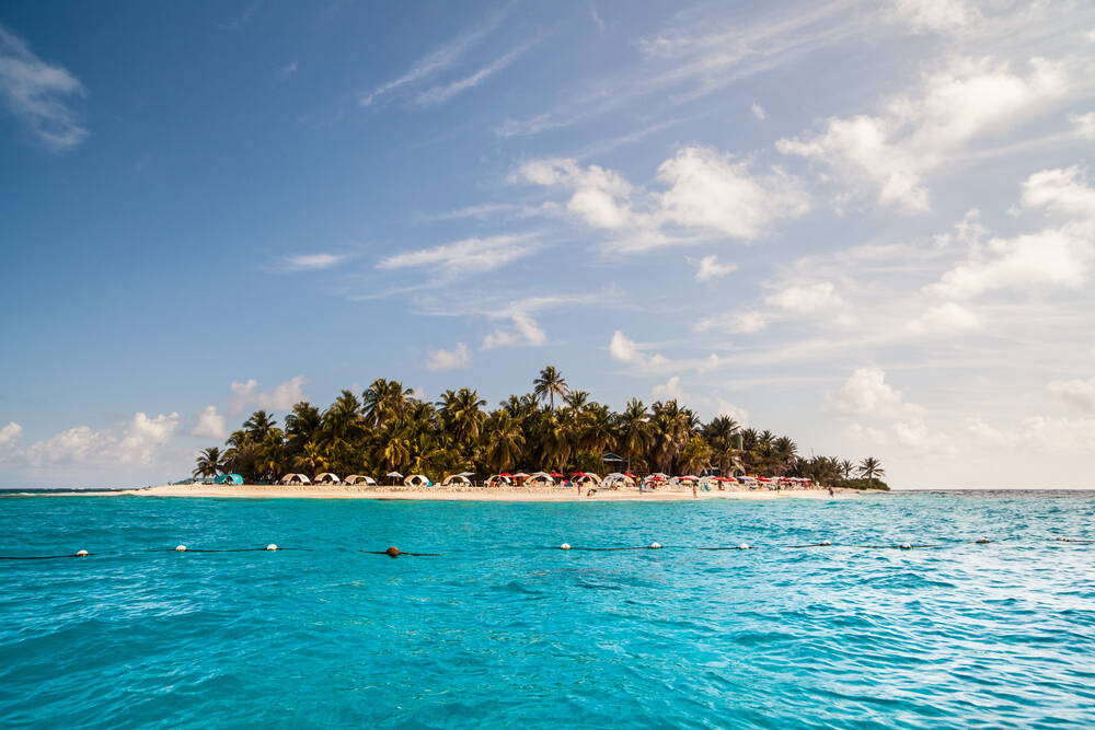 A ilha de Johnny Cay fica a nordeste da ilha de San Andrés, e é uma estrela dentre os turistas por suas águas calmas e praias intocadas. Foto: shutterstock 