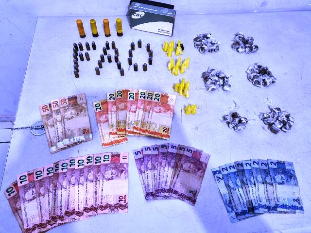 Dupla é presa com drogas e munições no bairro Trieste Cavichili em Marília