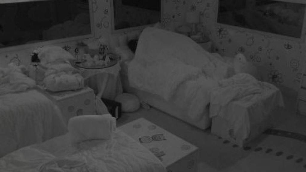 'BBB 22': Natália e Eliezer movimentam o edredom após festa 'BBB 22': Natália e Eliezer movimentam o edredom após festa