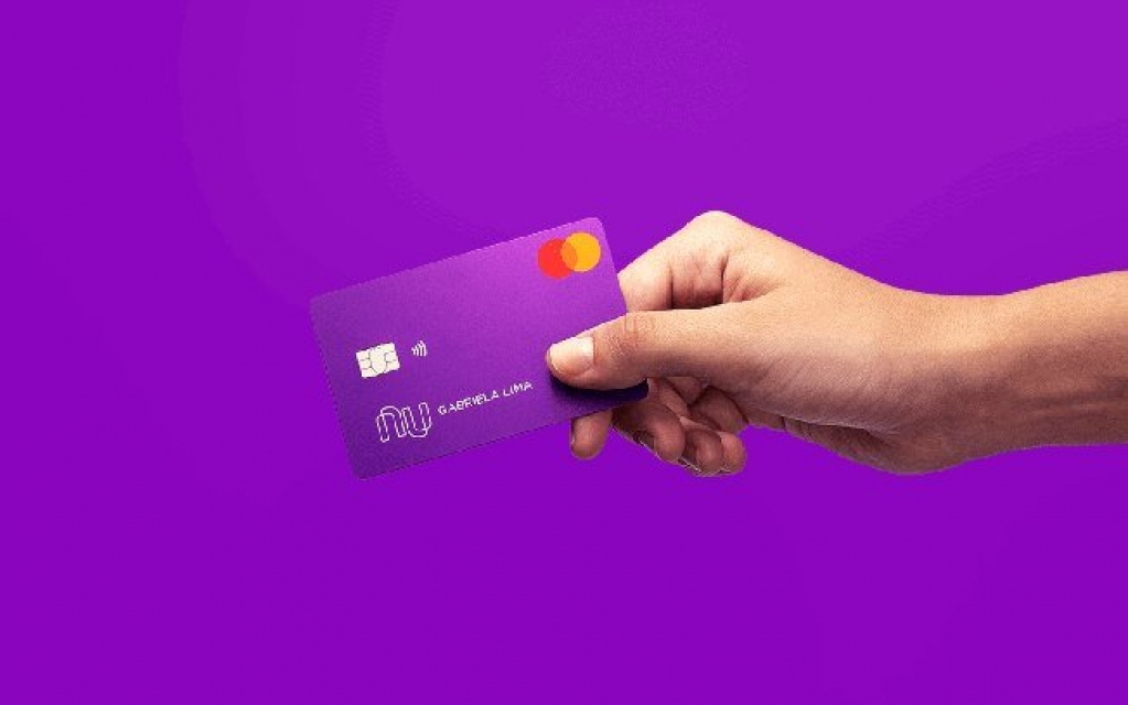 Saiba como sacar dinheiro com o cartão de débito do Nubank na prática