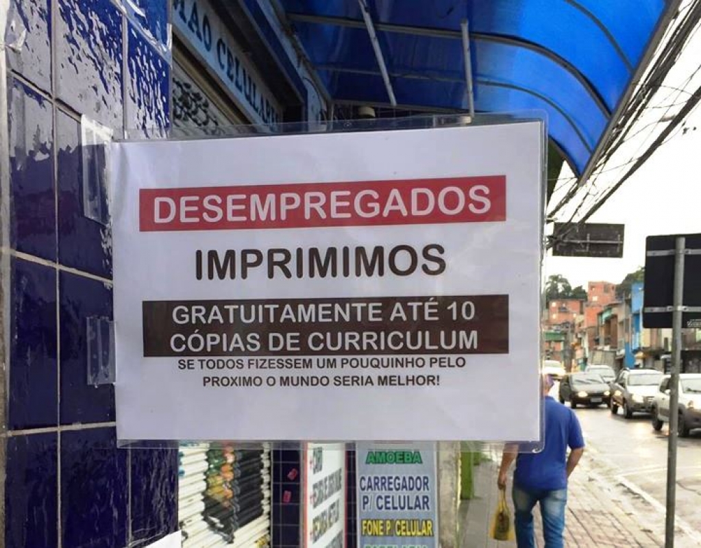 Papelaria de Barueri imprime currículo para desempregados e repercute