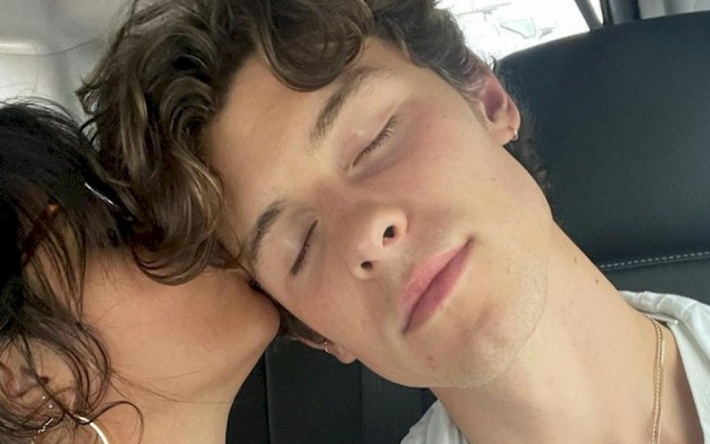 Shawn Mendes ganha homenagem da namorada Camila Cabello em seu aniversário Shawn Mendes ganha homenagem da namorada Camila Cabello em seu aniversário