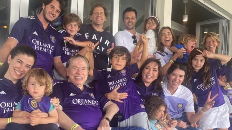 Silvio Santos assiste a jogo de futebol com a família