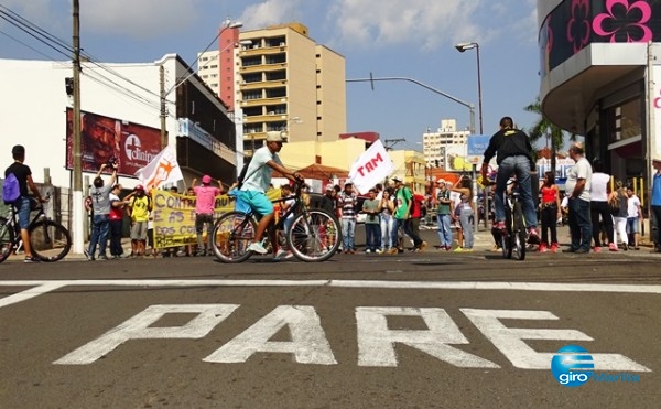 Protesto fecha avenidas contra alta em passagens; veja fotos e vídeos