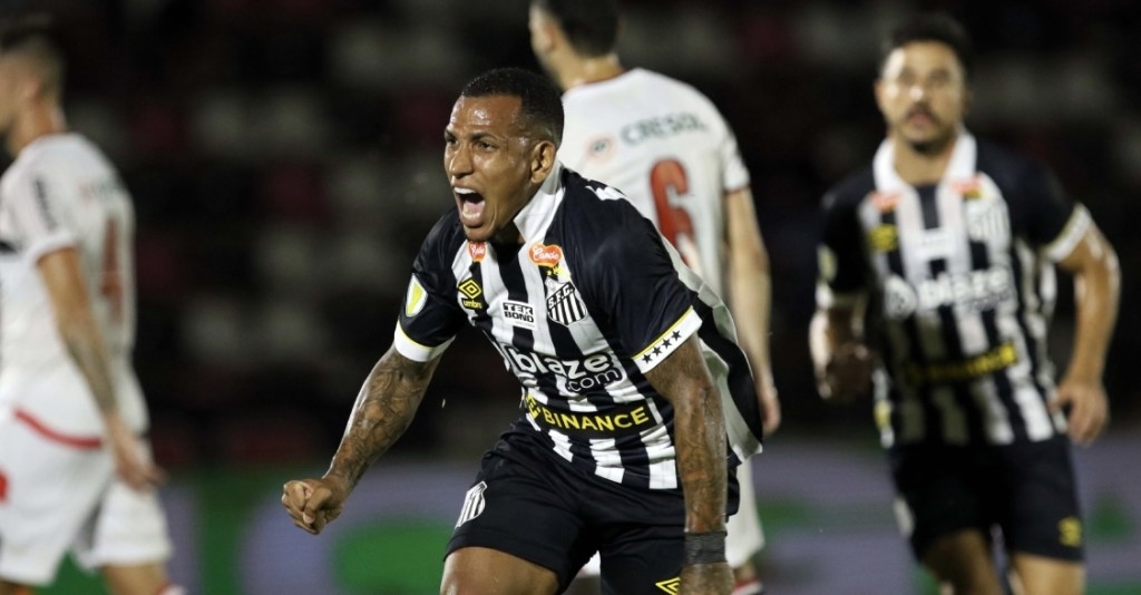 Santos vence o Botafogo na estreia com golaço de voleio de Otero