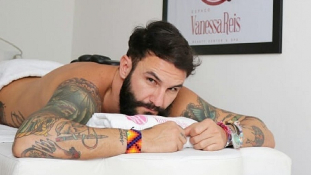 Ex-BBB Wagner Santiago revela que faturamento cresceu após vídeo de beijo grego Ex-BBB Wagner Santiago revela que faturamento cresceu após vídeo de beijo grego