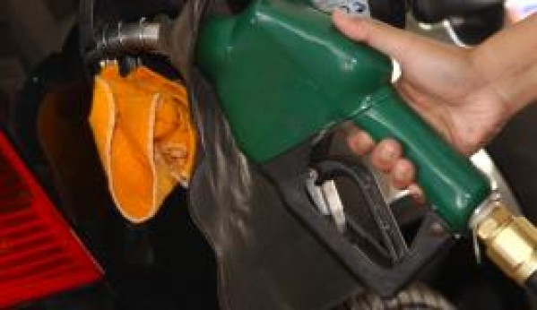 Preço da gasolina cai em refinarias e pode mudar valor em postos