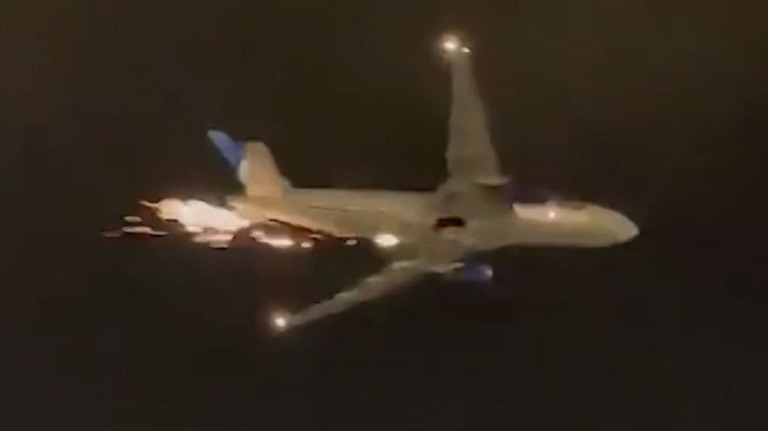 Vídeo: avião tem problema hidráulico e solta faíscas em voo para SP