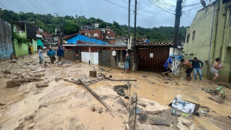 Chuvas: mais de 1,7 mil estão desalojados no litoral norte de SP