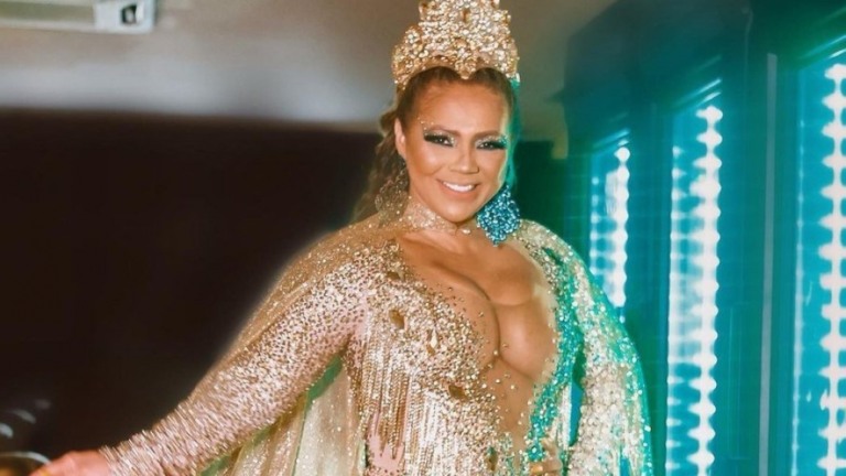 Mãe de Lexa é alvo de críticas por falta de samba no pé em ensaio