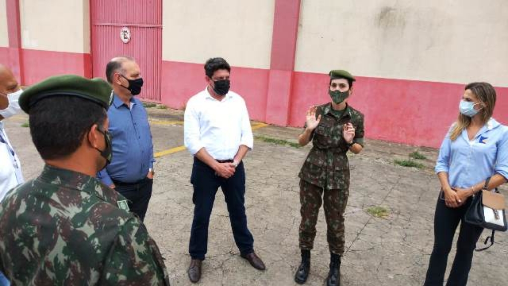 Campanha com Exército e sociedade arrecada alimentos para crianças em Marília