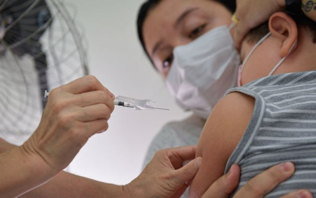 Covid: com alta de casos, atraso na vacinação infantil preocupa pais Covid: com alta de casos, atraso na vacinação infantil preocupa pais