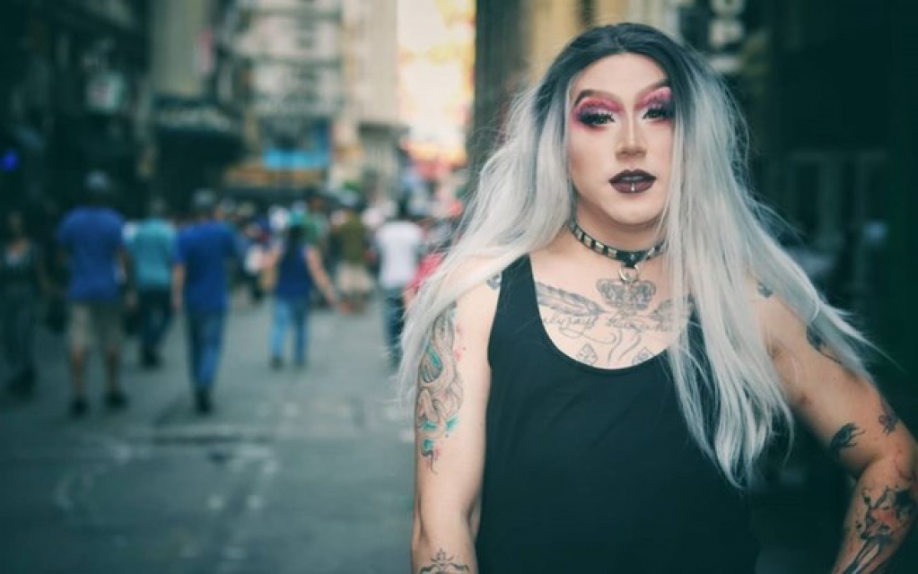 A drag Naja White lança single e sente saudade de sofrer por coisas banais