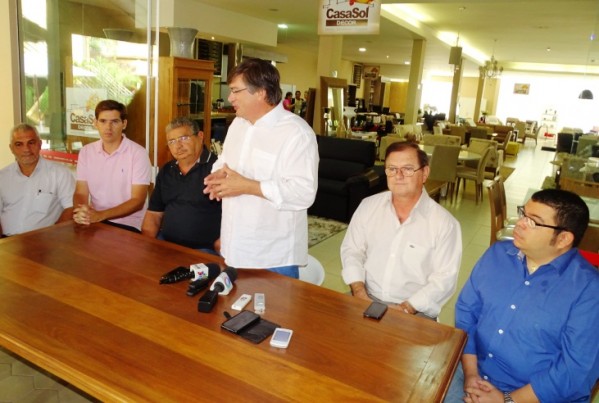 Daniel com o vice, Tato, e seus representantes na transição