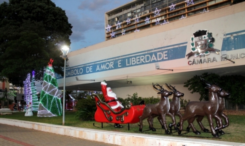 Natal Iluminado de Marília começa com decoração, novo horário em lojas e concurso