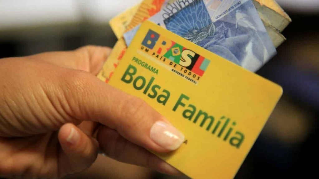 Governo estuda troca de cartões do Bolsa Família para Auxílio Brasil Governo estuda troca de cartões do Bolsa Família para Auxílio Brasil