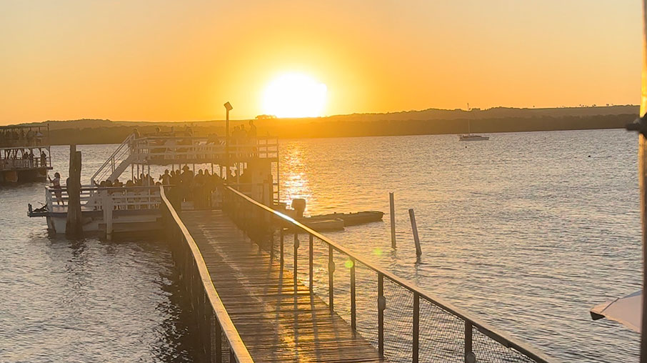 O aventureiro Vitor Vianna flagra o pôr do sol em João Pessoa, na Paraíba