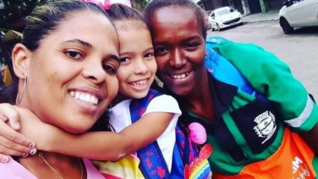 Gari encontra conta de luz com dinheiro e devolve: "Tem que pensar no próximo" Gari encontra conta de luz com dinheiro e devolve: "Tem que pensar no próximo"