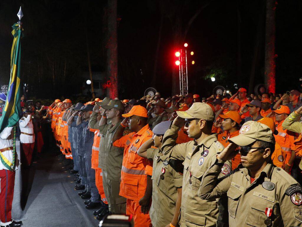 Bombeiros que trabalharam nos resgates em Petrópolis recebem medalhas durante missa em homenagem às vítimas da tragédia, que completa um mês, no Palácio Guanabara. Foto: Fernando Frazão/Agência Brasil - 15.03.2022