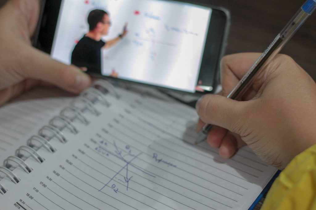 Em retomada de aulas, Marília faz cotação para 18 mil chips para alunos Em retomada de aulas, Marília faz cotação para 18 mil chips para alunos