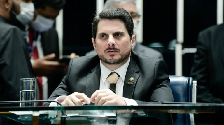 Moraes autoriza PF a devolver celular do senador Marcos do Val