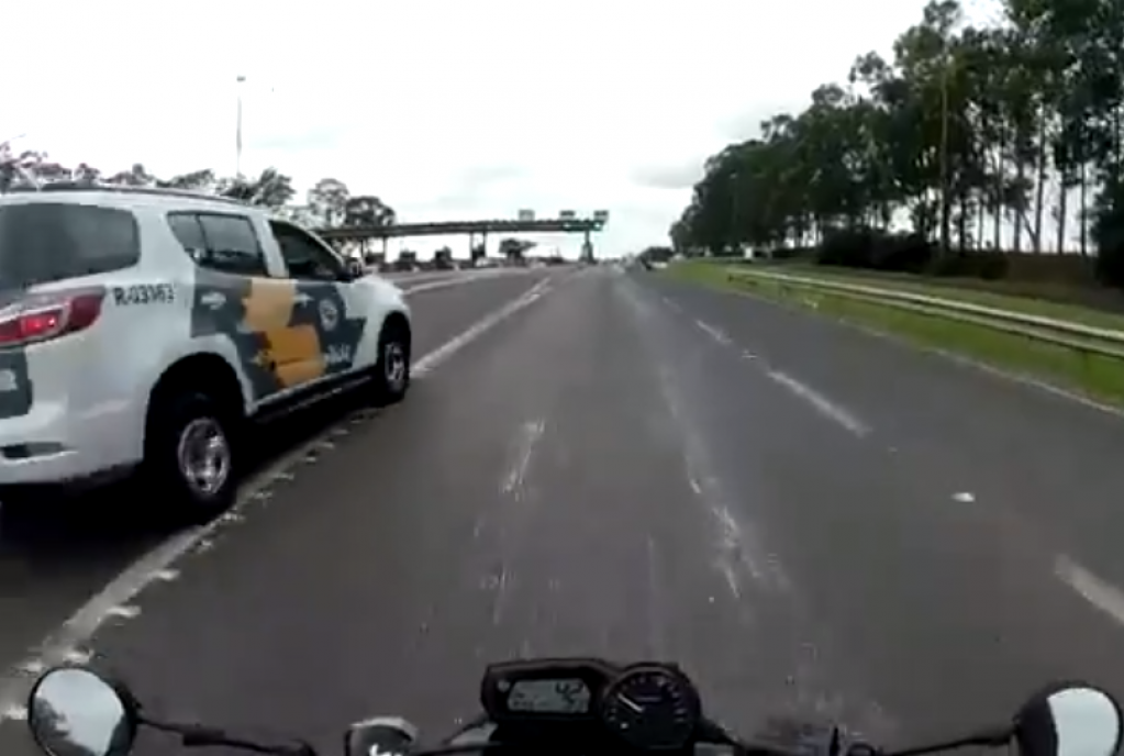 Polícia detém três por racha de motos na SP-310; vídeo mostra velocidade