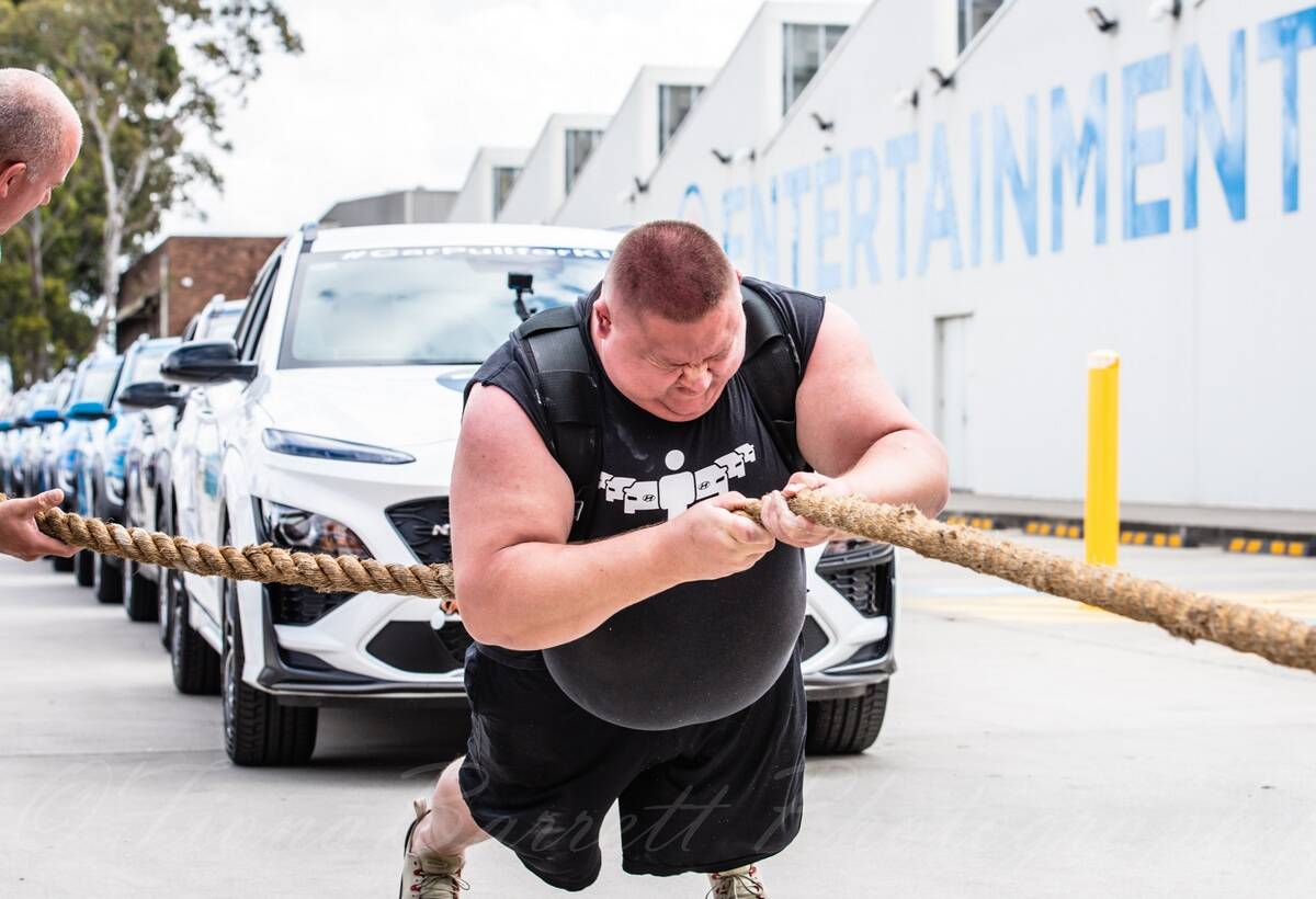 Homem puxa 16 carros. Foto: Divulgação