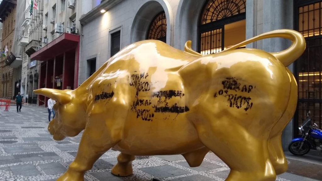 Touro de Ouro da B3 é alvo de manifestante pela segunda vez: "Taxar os ricos"