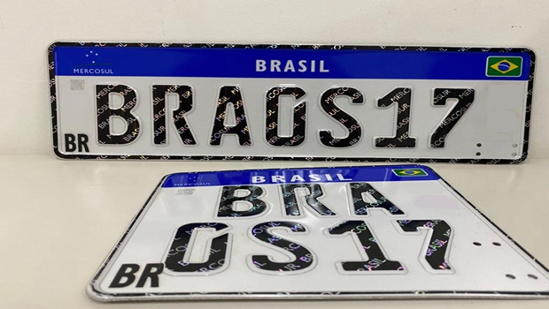 Os novos modelos de placas para carro (acima) e moto (abaixo)